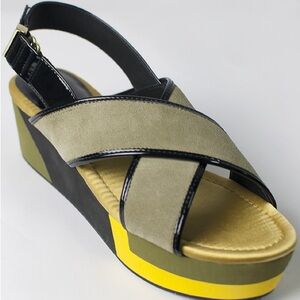 Liu Jo Stylish Women's Sandals in Gold, Black and Tan